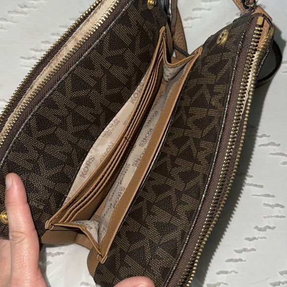 Michael Kors Brown Tan Crossbody Shoulder Purse Gold Hardware Snap Zip Closure - Picture 6 of 9